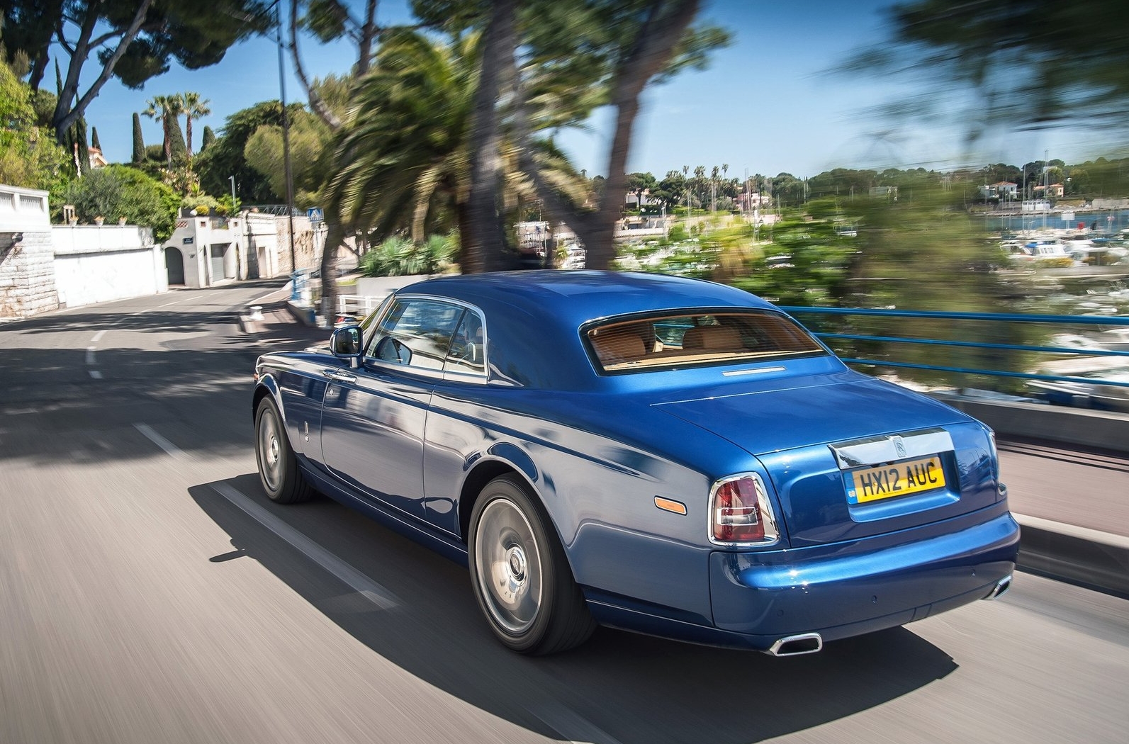 https://www.whatcar.lv/cars/Rolls-Royce/Phantom Coupe/31e9587cd7880a75be2bd54aca1f5833.jpg